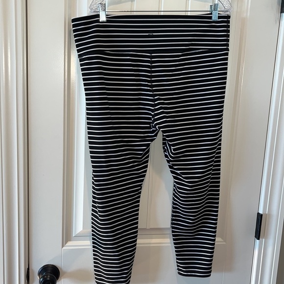 ATHLETA black and white stripe cropped leggings slimming size 1 X - Picture 6 of 9